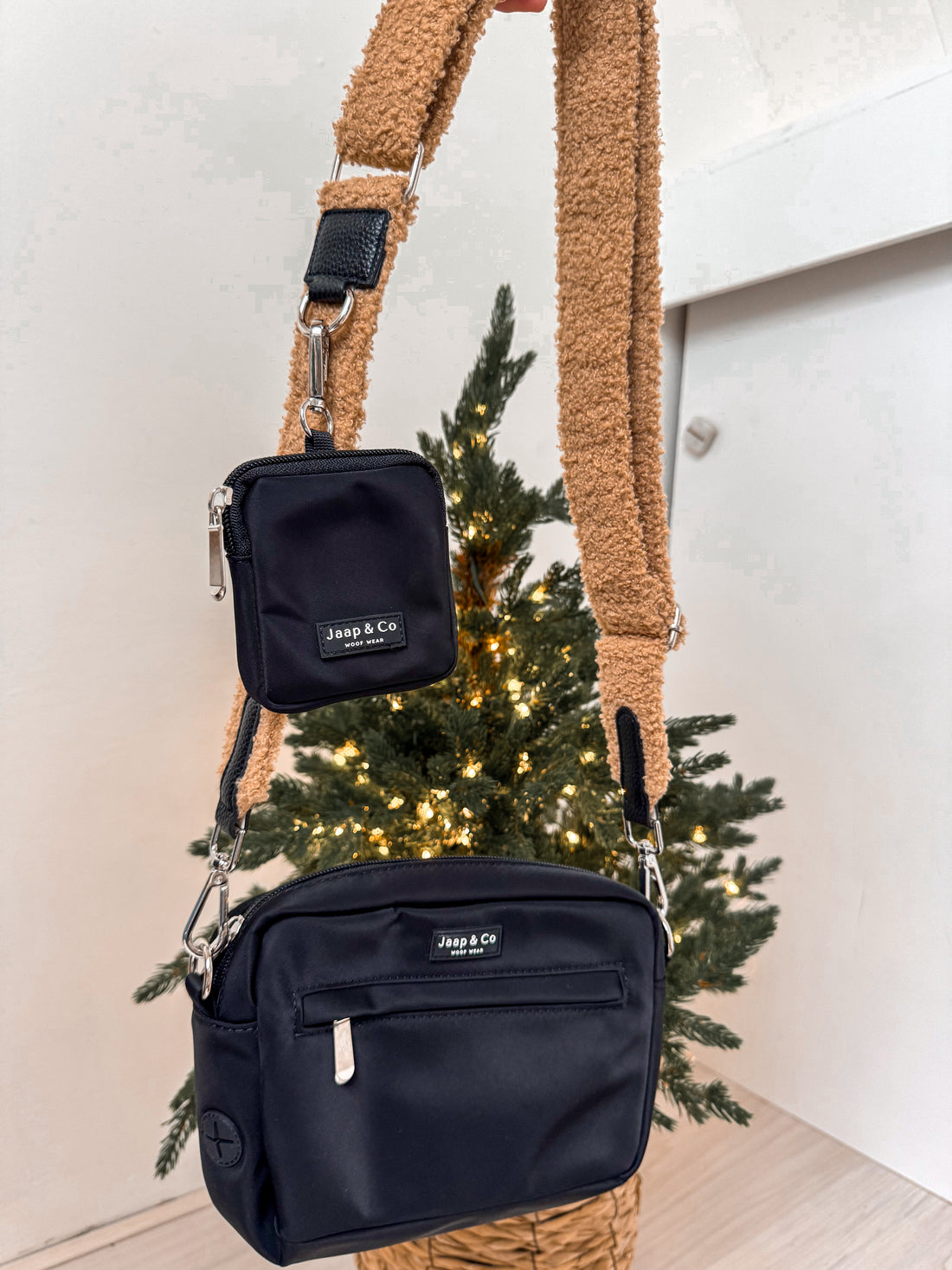 Classic Black Dogmom Bag - Snowman Snuggles Strap