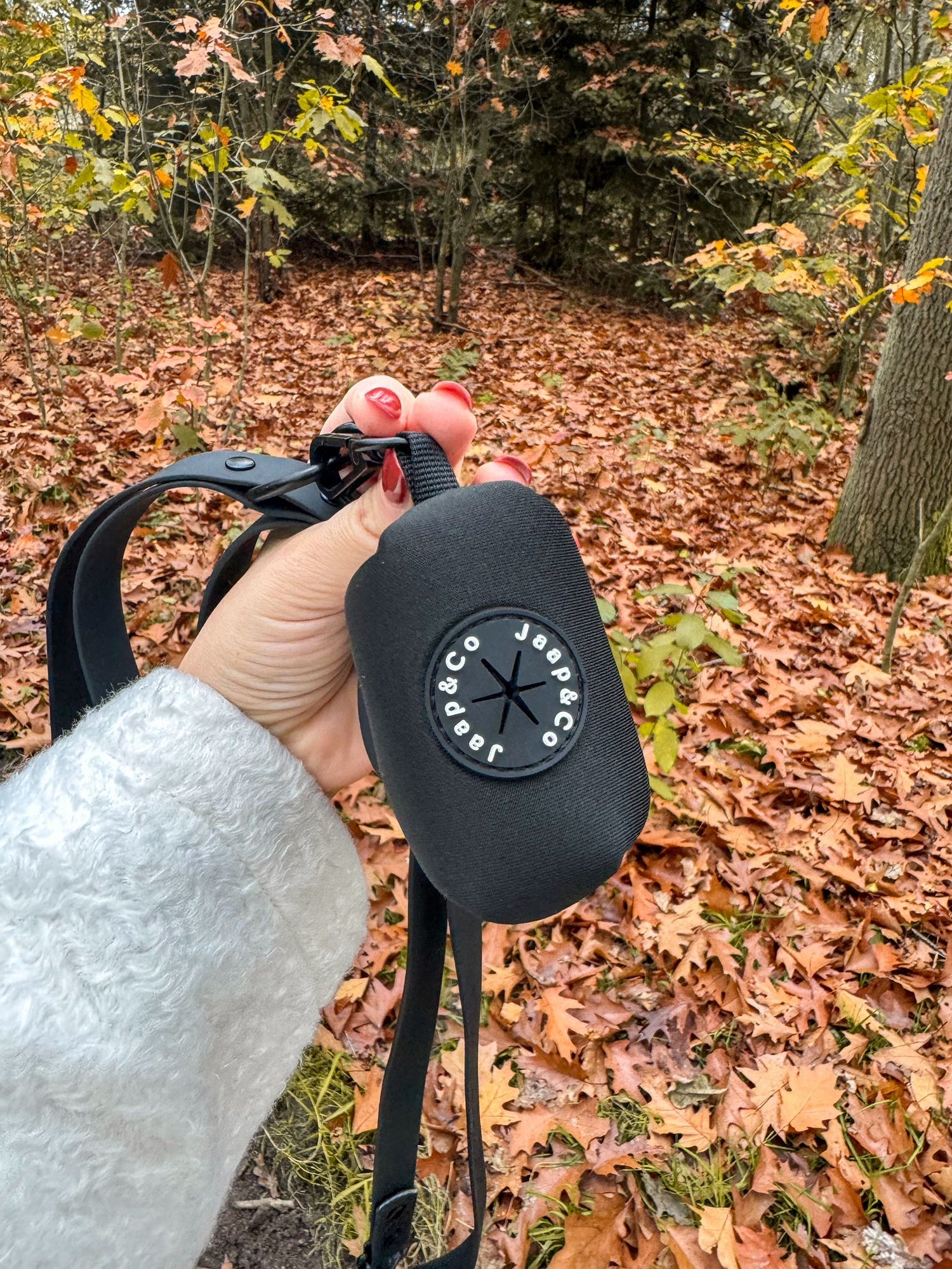 Poepzakjeshouder met waterafstotende riem kleur zwart in het bos