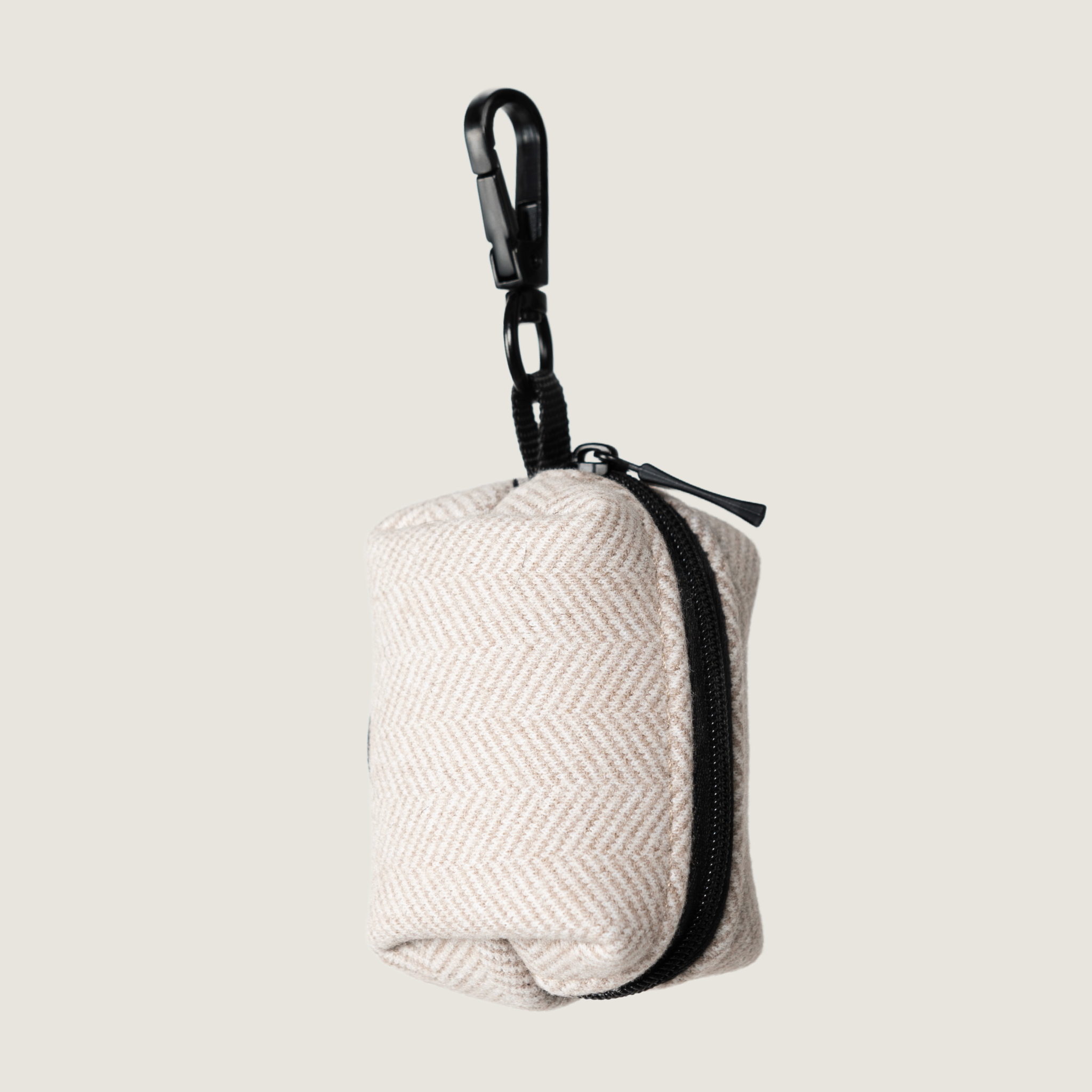 Achterkant van de poepzakjeshouder uit de Classic Beige collectie van Jaap & Co