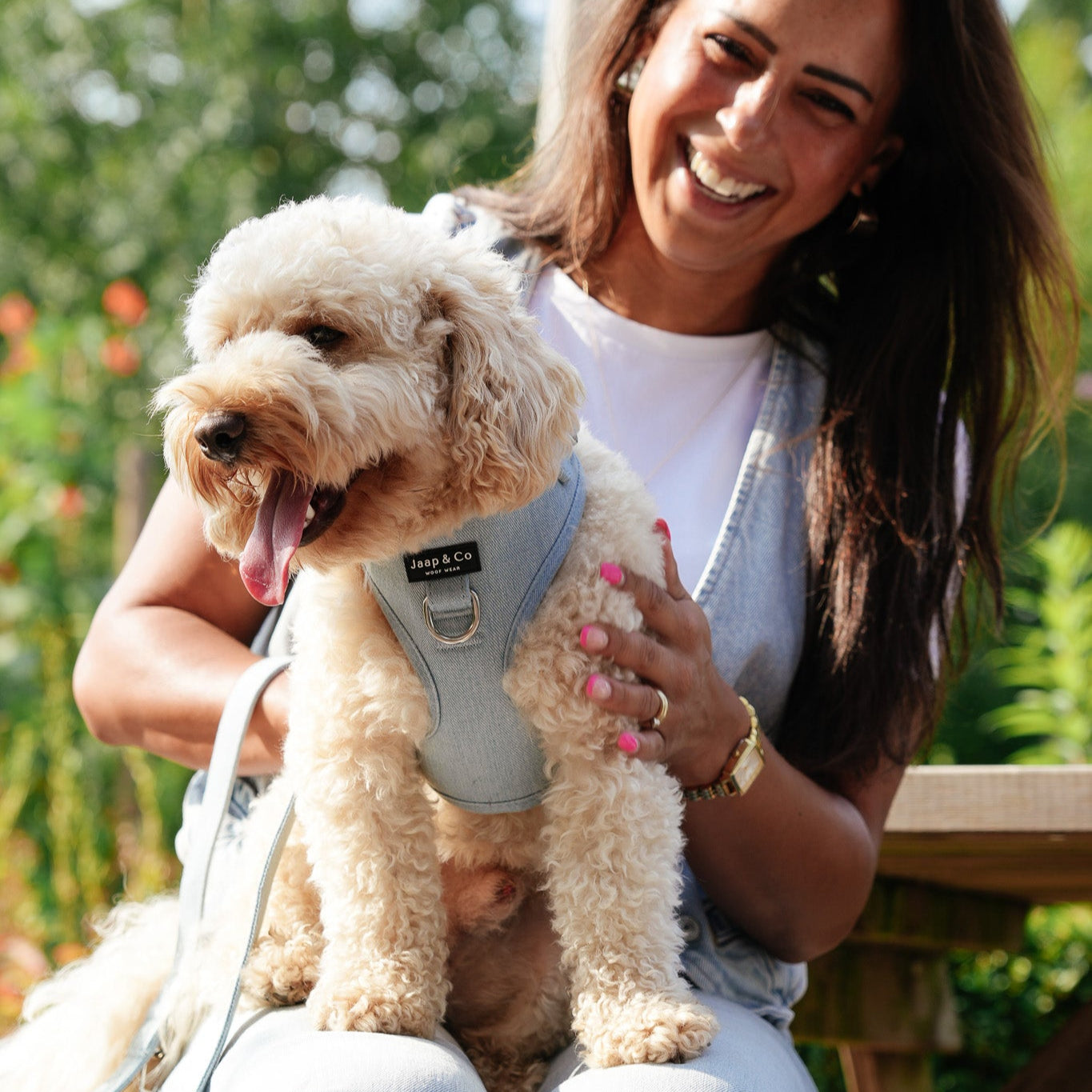 Lichtblauwe denim kleurige hondentuigje met bijpassende riem van de Jaap & Co Denim Days collectie matchend met baasje haar denim outfit.
