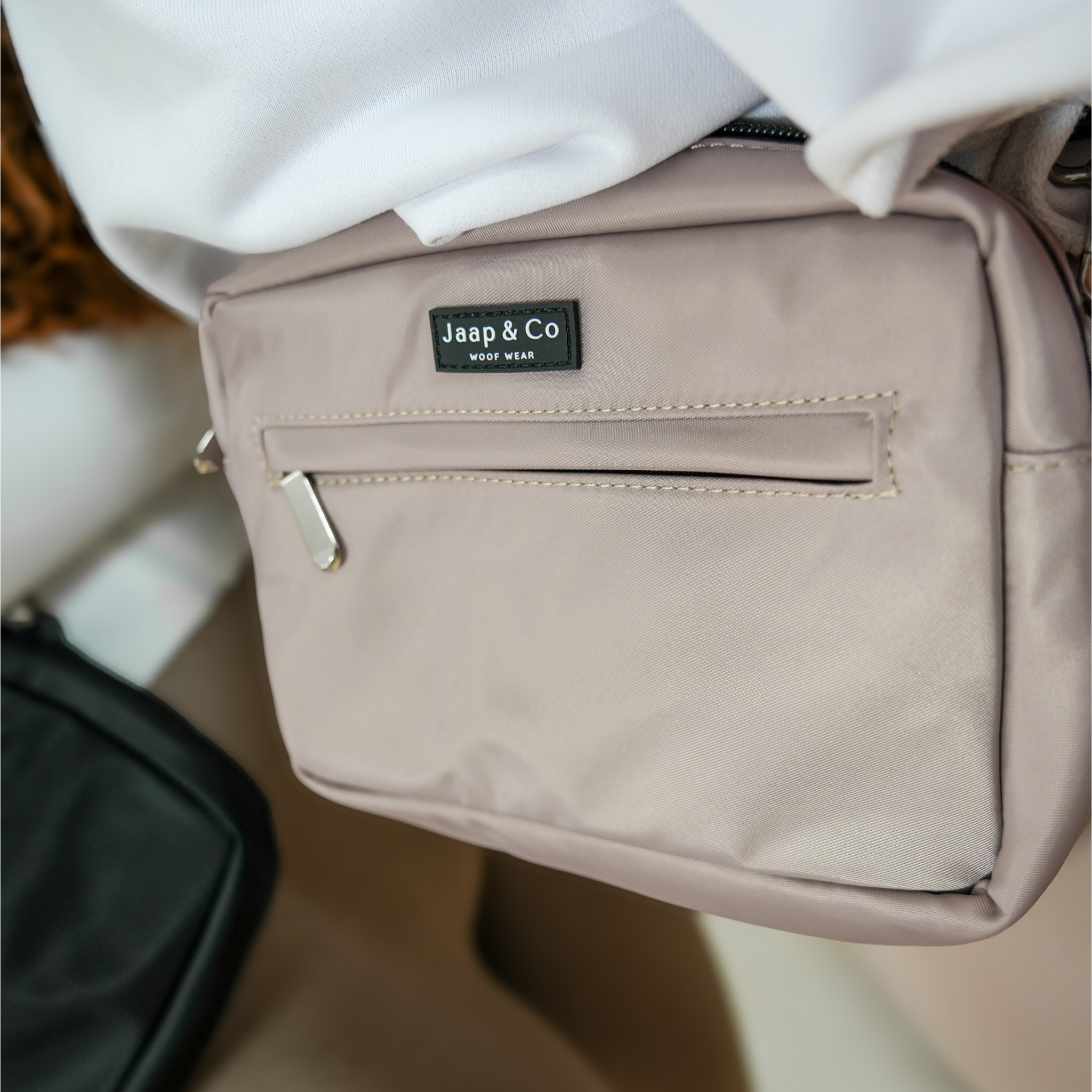 Een close up van de Latte Machiato Dog Mom Bag
