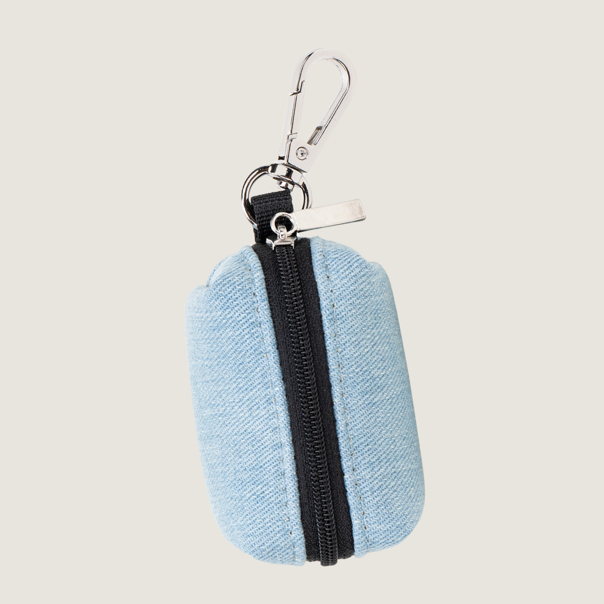 Achterkant in detail de Denim Days poepzakjeshouder, een mooie lichtblauwe denim kleurige poepzakjeshouder met rits om poepzakjes erin te doen, ook een zilveren clip om te bevestigen aan een riem, tas of broeklus van Jaap & Co