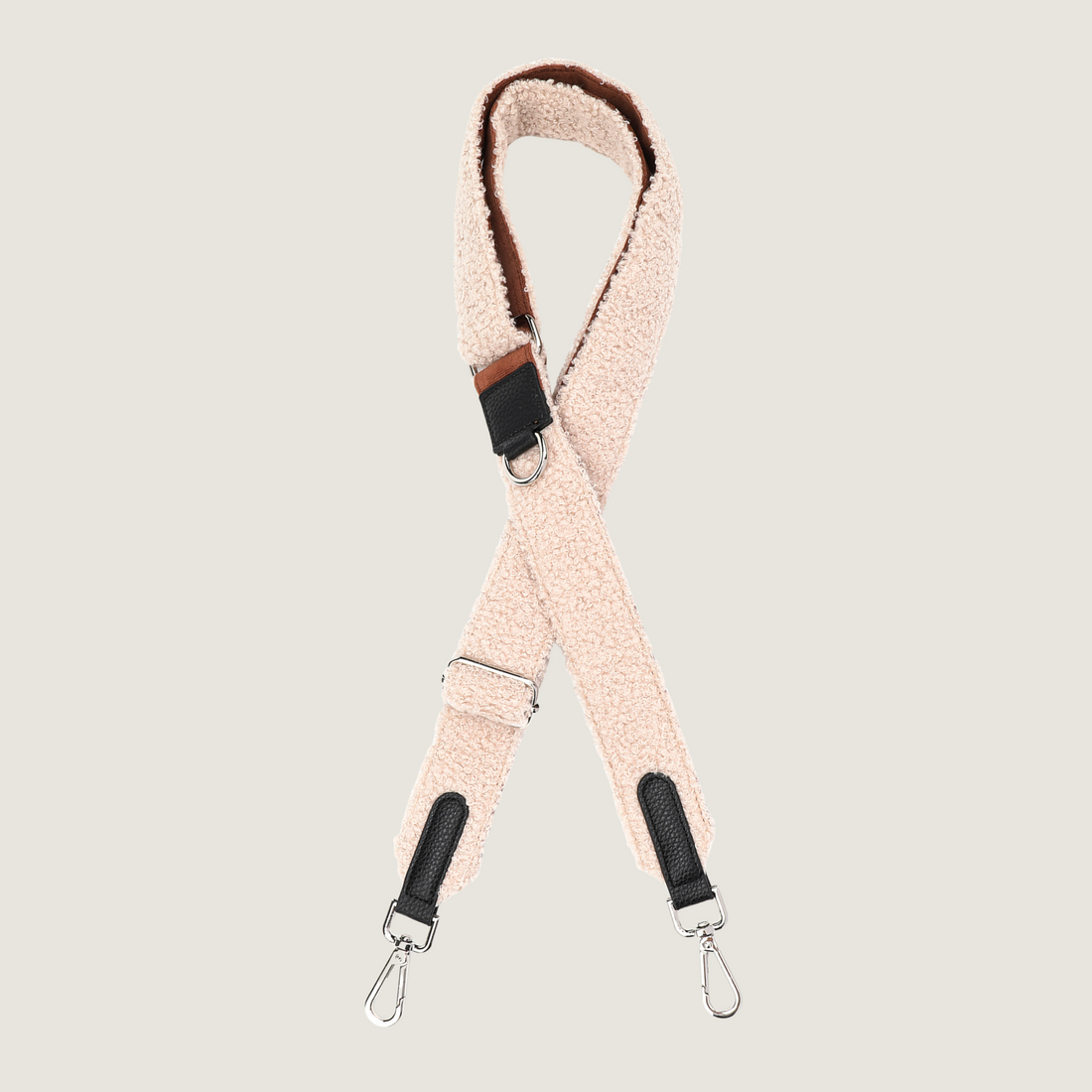 Dogmom bag strap in een beige teddy stof met zilveren hardware