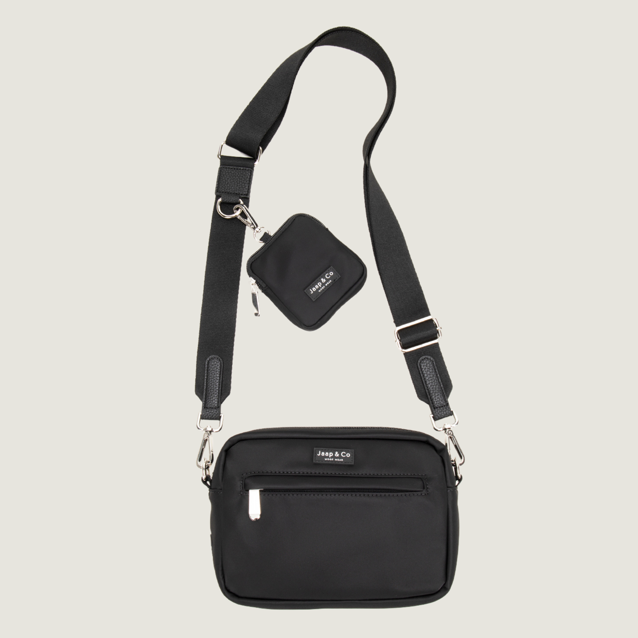 De gehele Jaap & Co dogmom bag in de kleur Classic Black met strap (design kun je kiezen) en bijgeleverde snacktasje
