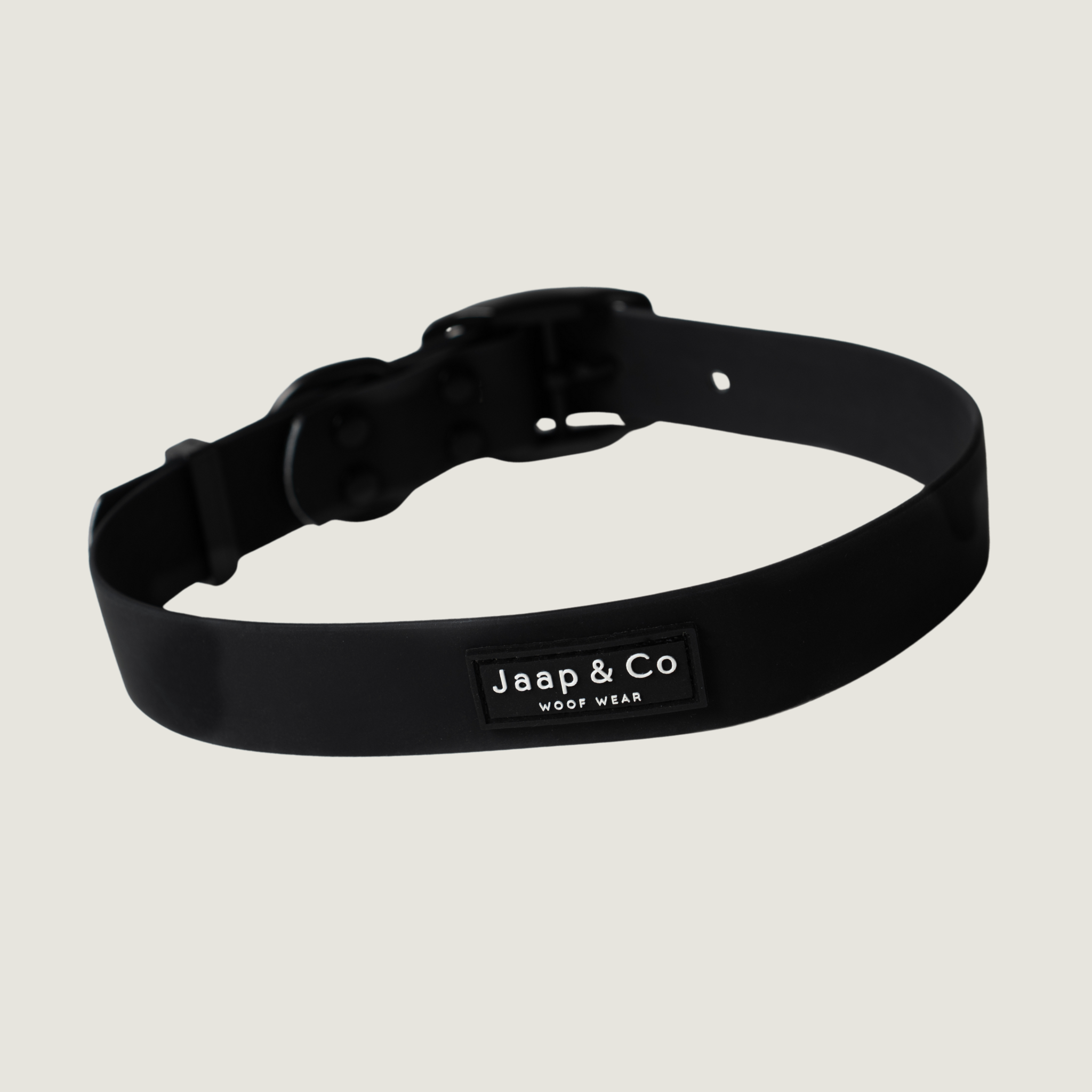 Hondenhalsband Black Paw Waterproof van Jaap & Co – in meerdere maten beschikbaar en verstelbaar.