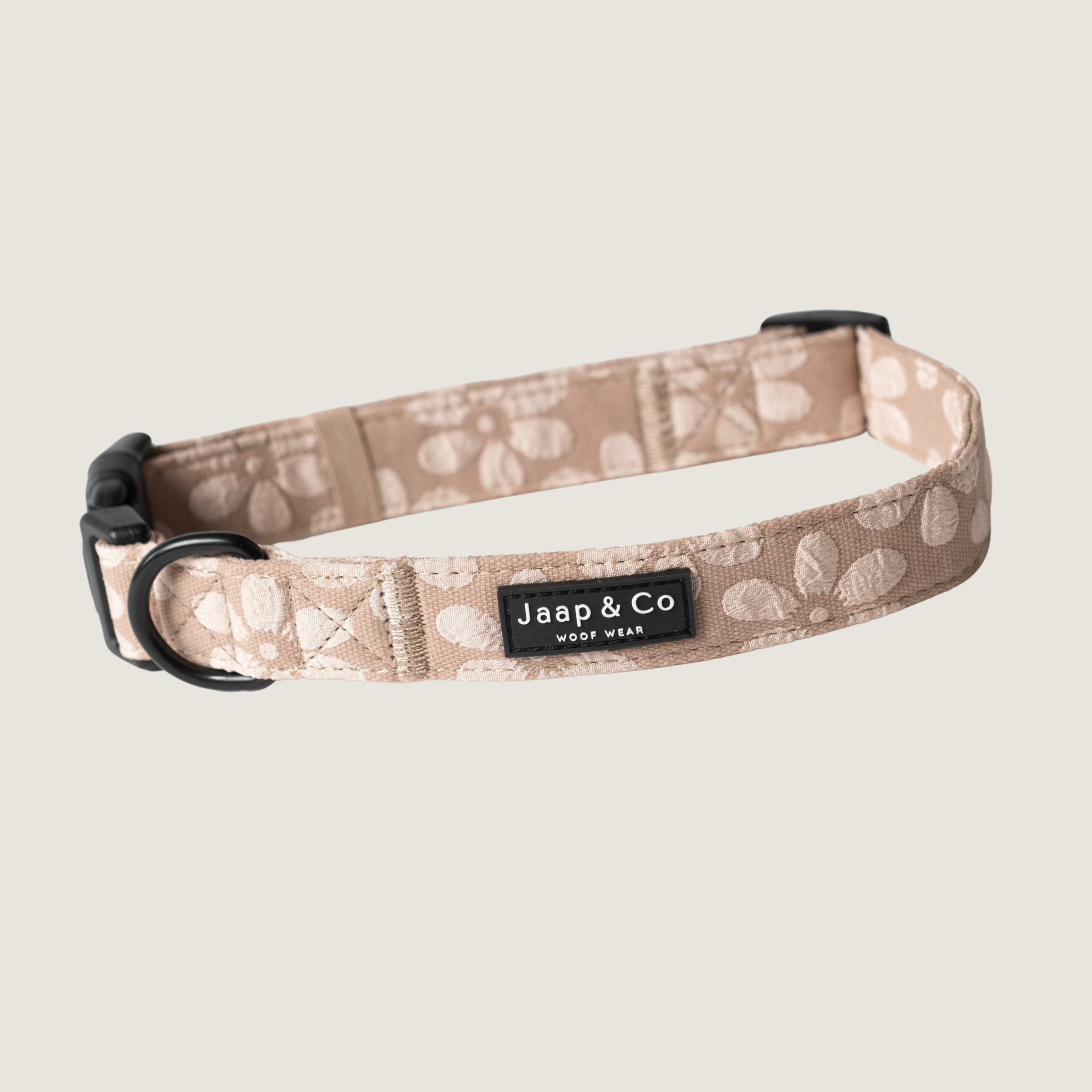 Beige hondenhalsband met bloemenprint uit de Blush Elegance Collectie van Jaap & Co – in meerdere maten beschikbaar en verstelbaar.
