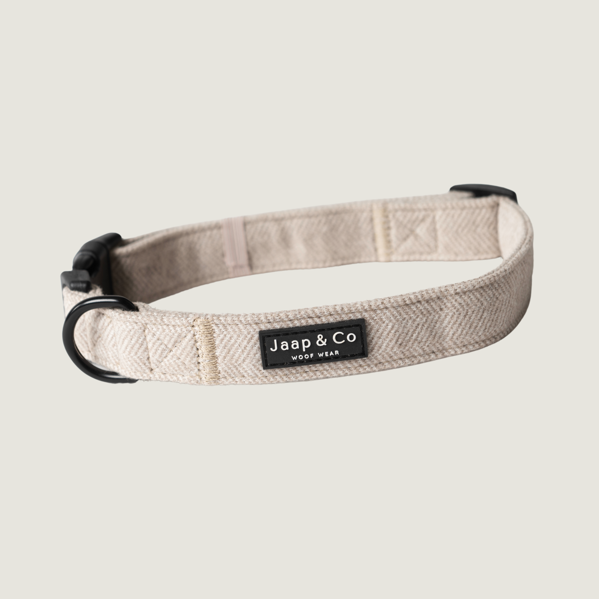 Jaap & Co hondenhalsband uit de Classic Beige collectie – stijlvol en neutraal ontwerp voor dagelijks gebruik.