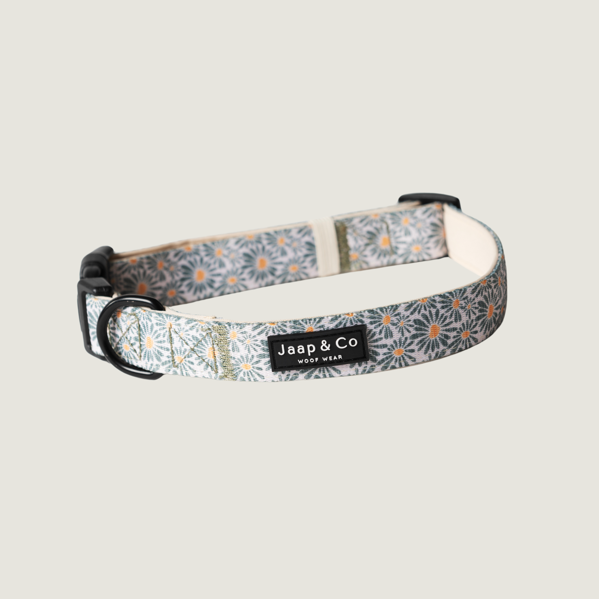Close-up Jaap & Co hondenhalsband uit de Floral Memories collectie – stijlvol en neutraal ontwerp voor dagelijks gebruik.