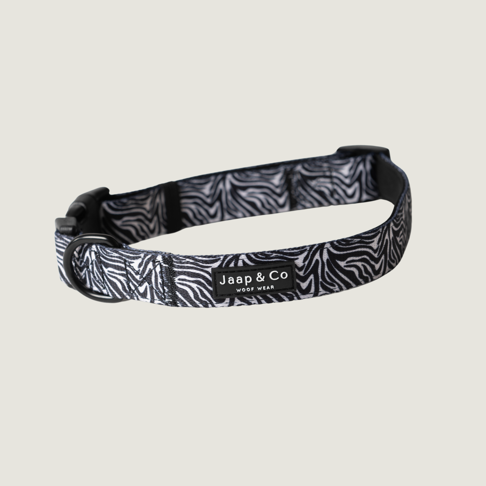 Verstelbare hondenhalsband in een opvallend stijlvolle zwart wit zebra print design van de Jaap & Co Zebra Chic collectie.
