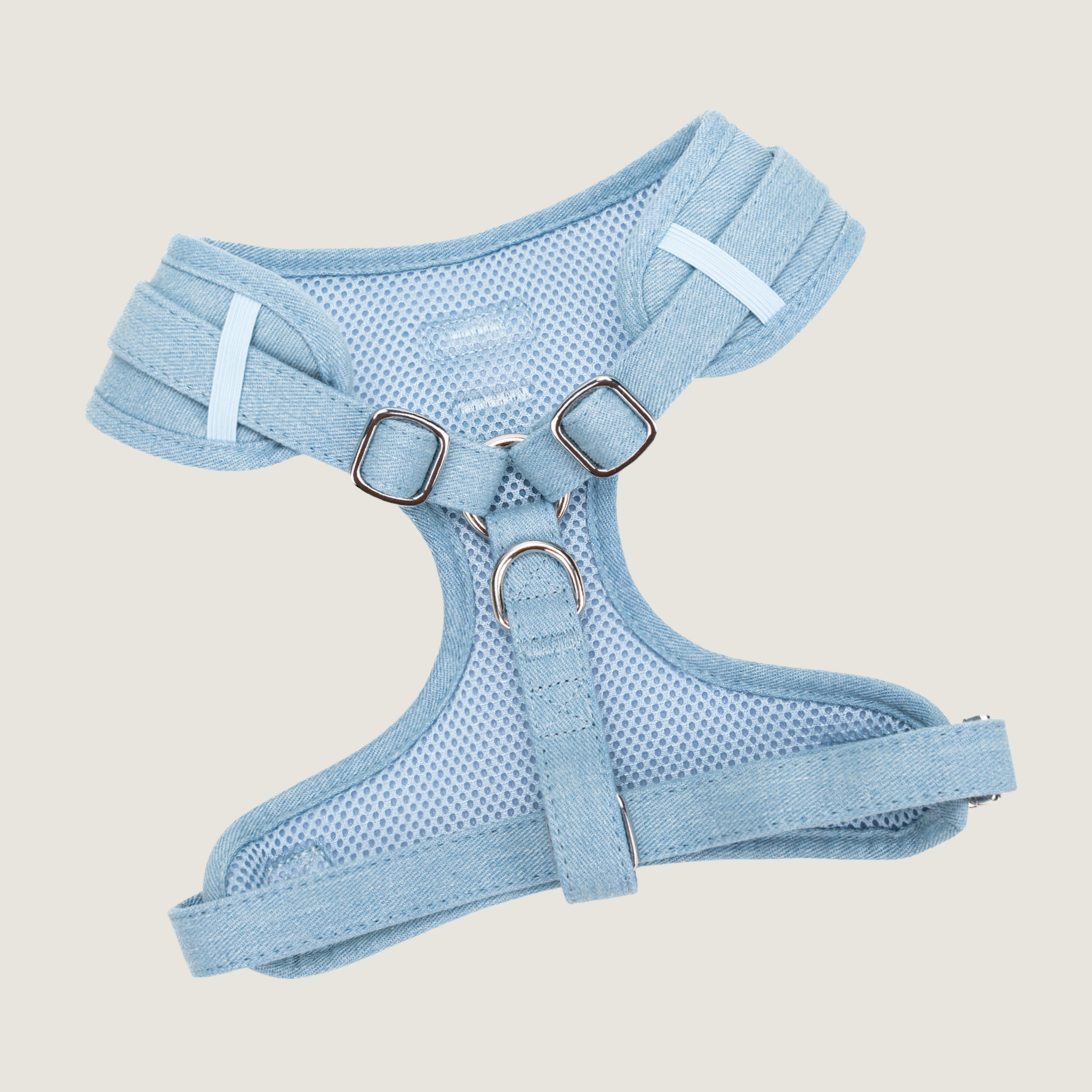 Bovenkant van het lichtblauwe denim kleurige hondentuigje van de Jaap & Co Denim Days collectie