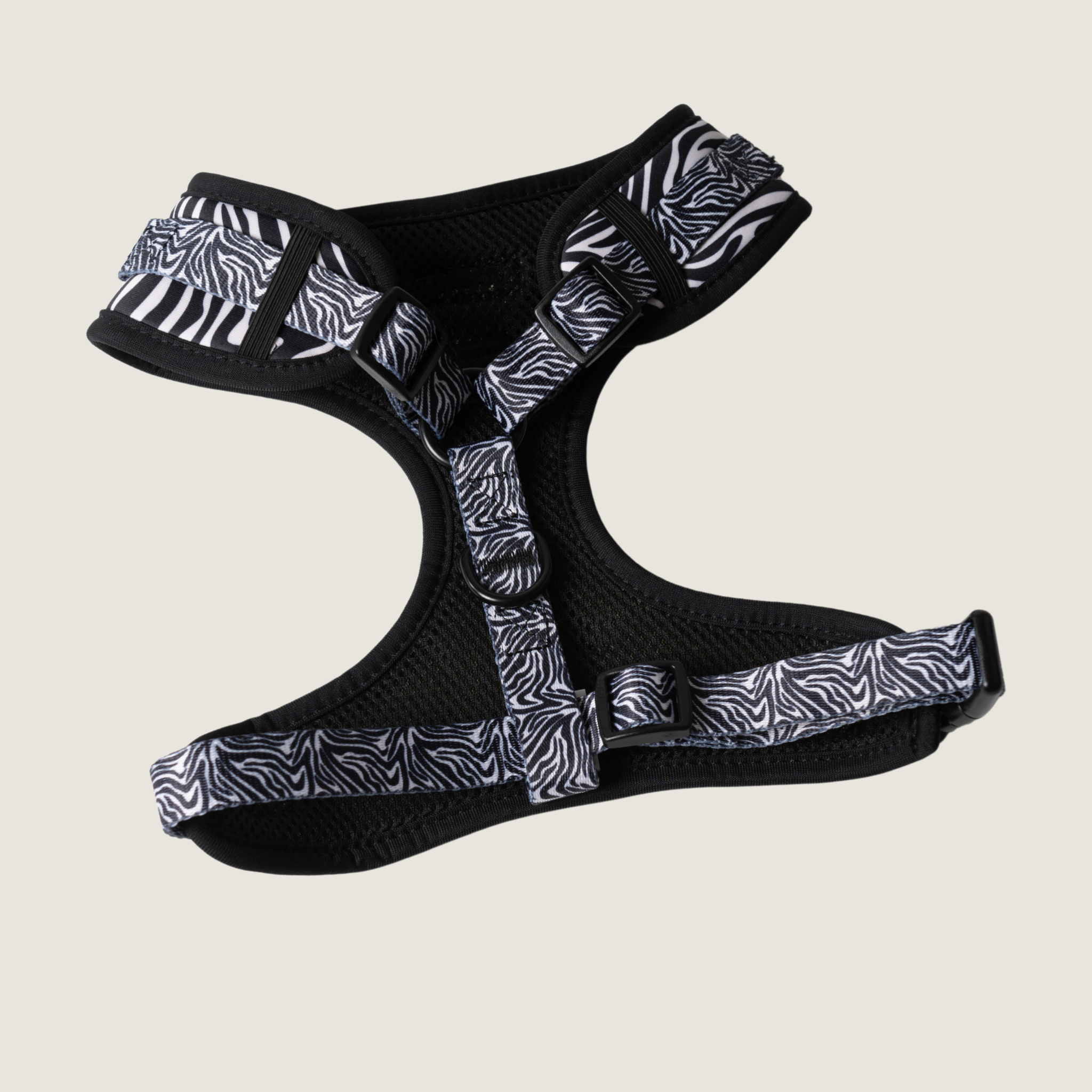 Onderkant van de Zebra Chic hondenuigje. Een opvallend stijlvol zwart wit design. Is verstelbaar en verkrijgbaar in verschillende maten