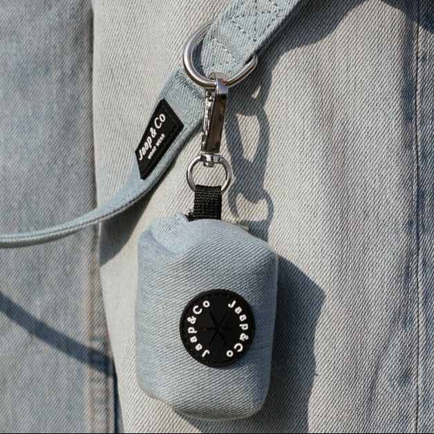 Model matcht perfect met haar spijkerbroek bij de Jaap & Co Denim Days collectie hondenriem en poepzakjeshouder