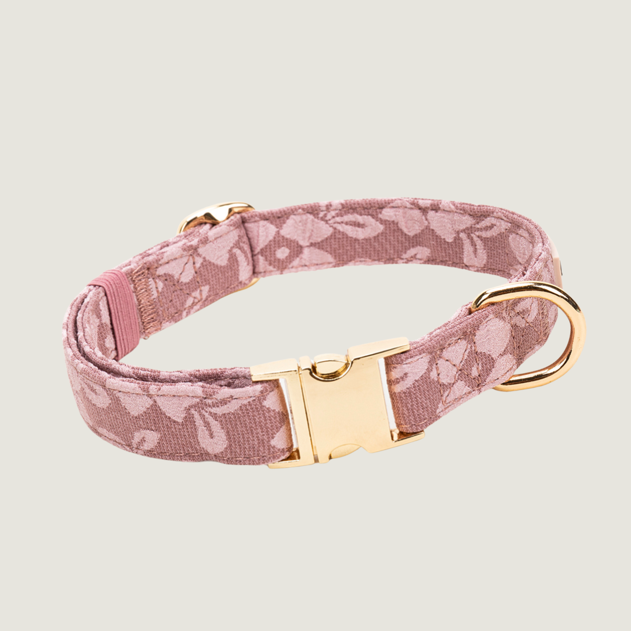 Oud roze hondenhalsband met lichtroze bloemenrint van de Jaap & Co Rosé Dusk collectie. Bevat gouden metalen details