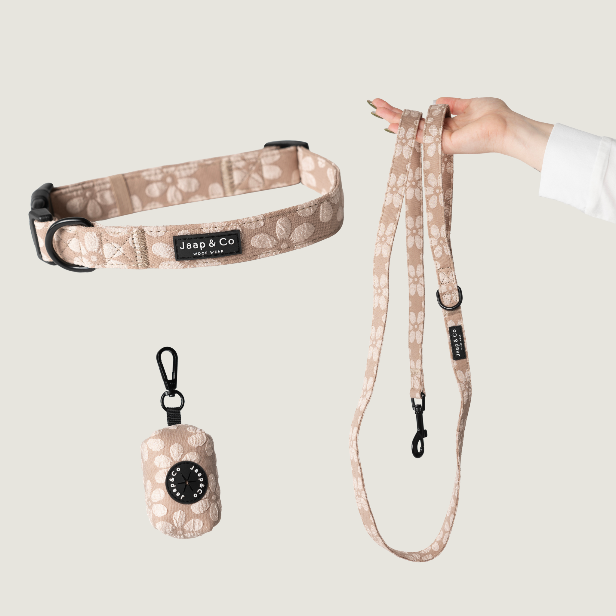 Set met de hondenhalsband, riem en poepzakjeshouder van de Jaap & Co Blush Elegance collectie. Een warme beige kleur met lichte bloemenprint.