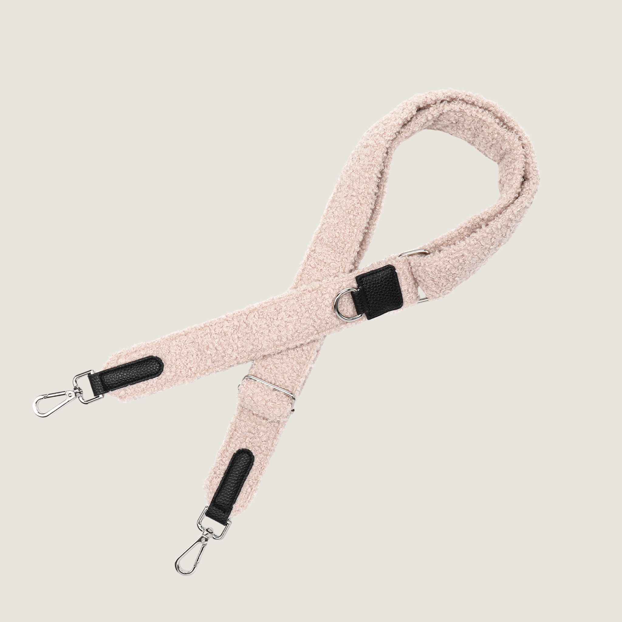 Beige teddy stof dogmom bag strap met zilveren hardware details.