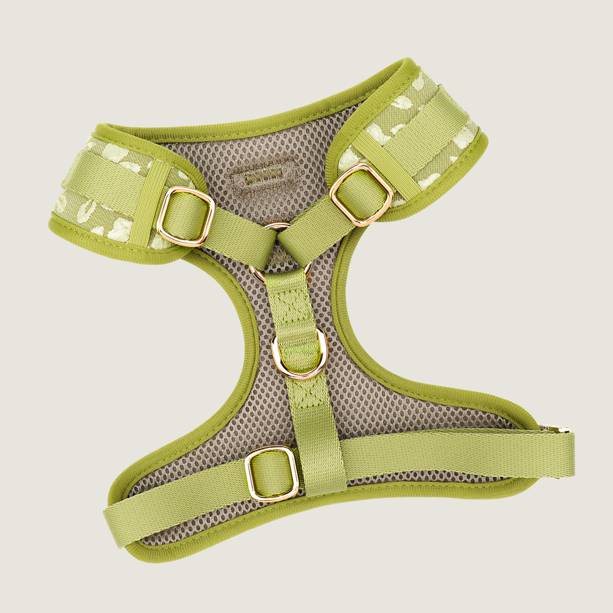 Lichtgroen tuigje met geborduurde bloemenprint met gouden hardware details en een extra D-ring voor anti trek. De Botanical Glow collectie