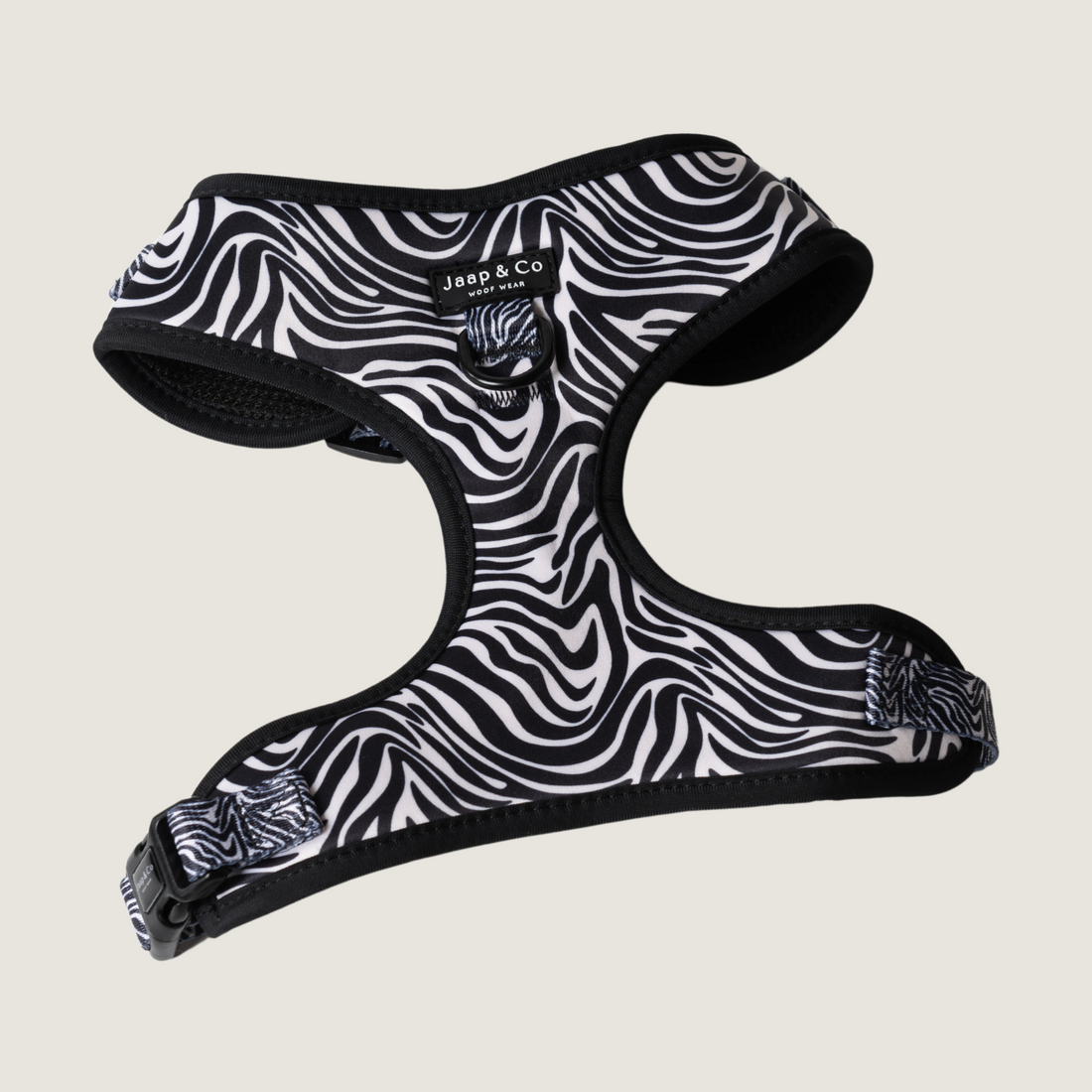 Hondentuigje van de Jaap & Co Zebra Chic collectie. Een mooie zwart wit patroon, is verstelbaar en verkrijgbaar in verschillende maten