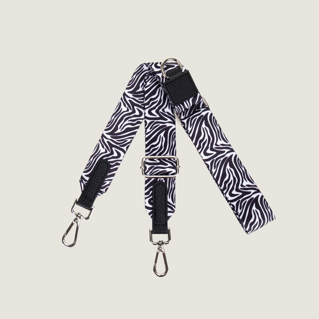 Detailfoto van Zebra Chic strap –verstelbare hondenriem-strap met zebra print en metalen gespen, passend op Dogmom Bag van Jaap & Co