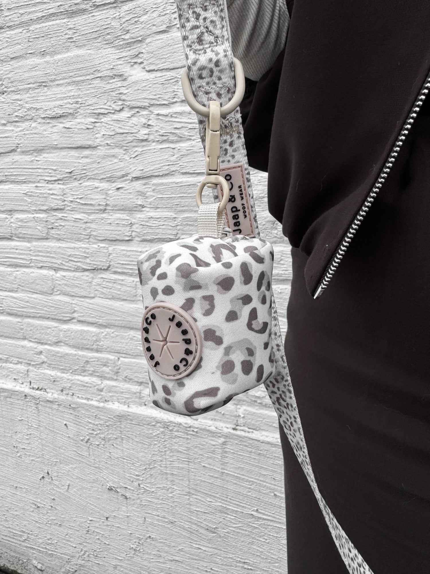 Snowy Leopard - Poepzakjeshouder