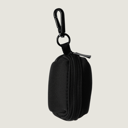 Achterkant van de Black Paw Waterproof Poopbagholder van Jaap &amp; Co