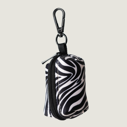 Achterkant van de Zebra Chic poepzakjeshouder van Jaap &amp; Co 