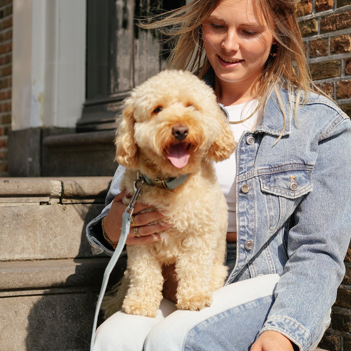 Baasje matcht met hond in denim. Hond draagt de halsband en riem van de Denim Days collectie van Jaap &amp; Co, een mooie lichtblauwe denim kleur. 