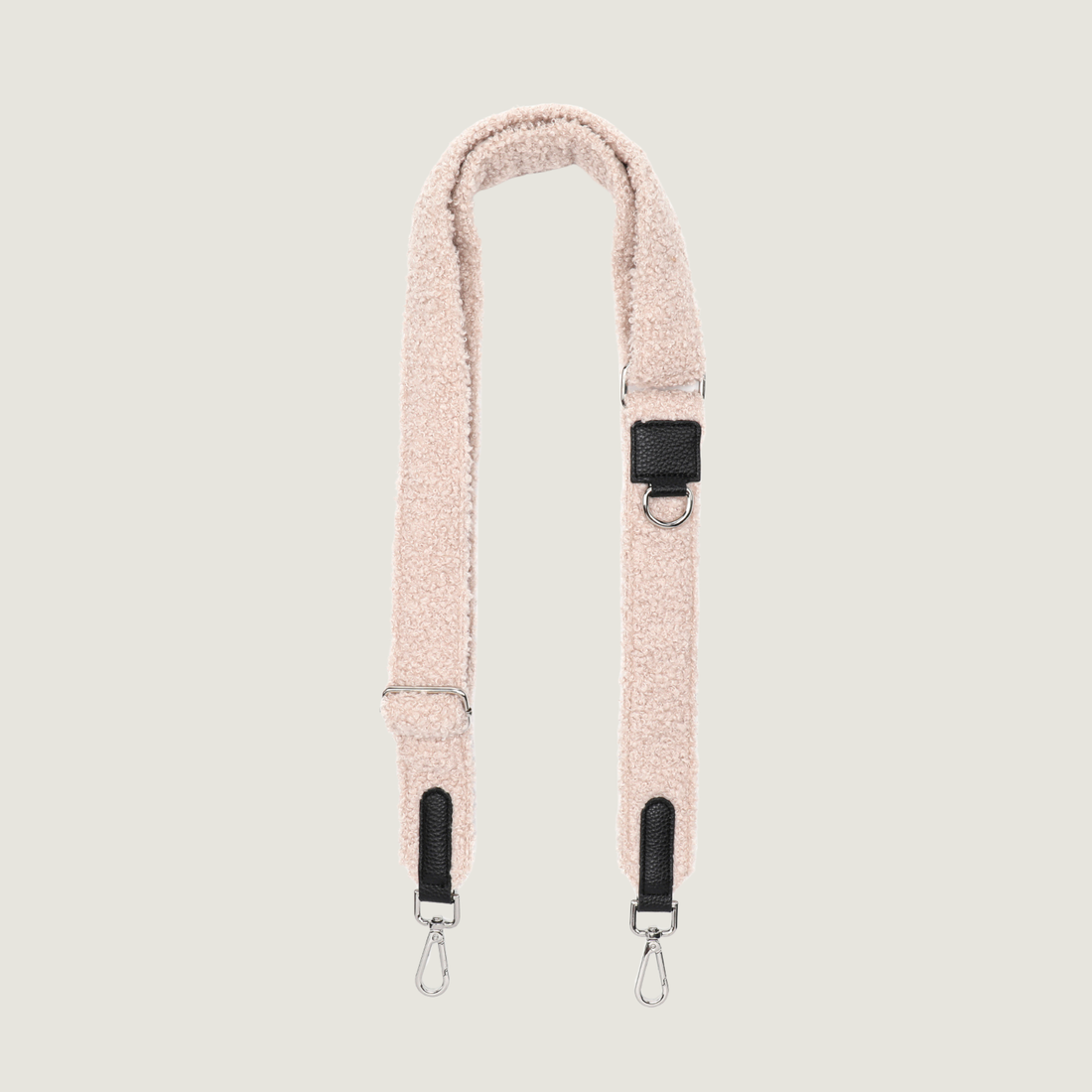 Beige teddy stof dogmom bag strap met zilveren hardware details.