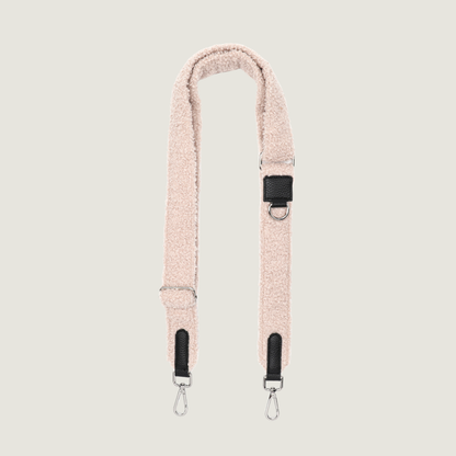 Beige teddy stof dogmom bag strap met zilveren hardware details. 