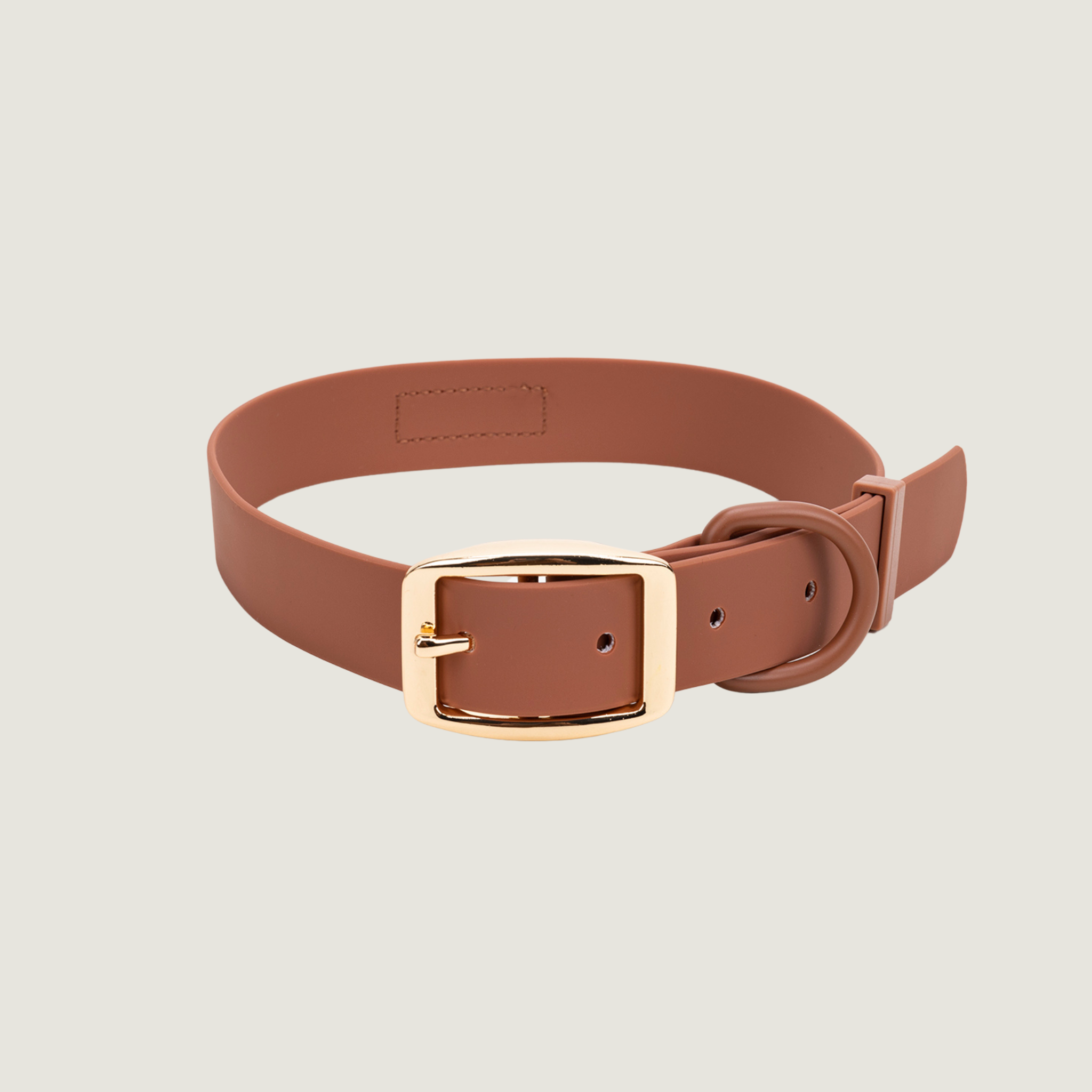 Mooie bruine hondenhalsband van pvc waterproof materiaal. Halsband is verstelbaar en heeft een gouden gesp. Mocha Mousse Waterproof Jaap &amp; Co collectie
