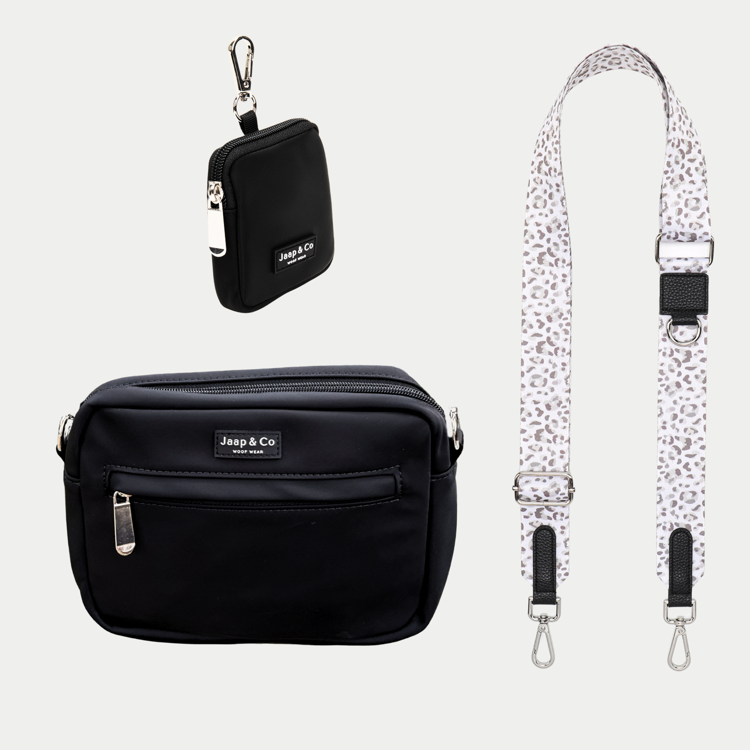 Een zwarte dogmom bag en treat pouch, gecombineerd met onze Snowy Leopard Strap. Deze strap heeft een witte basis met beige/taupe leopard print.