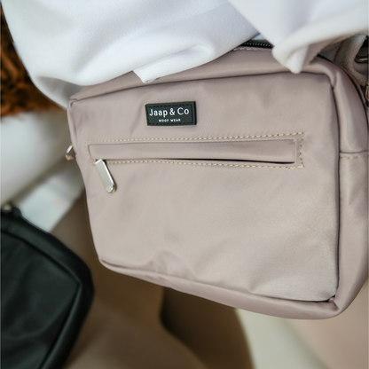 Een close up van de Latte Machiato Dog Mom Bag