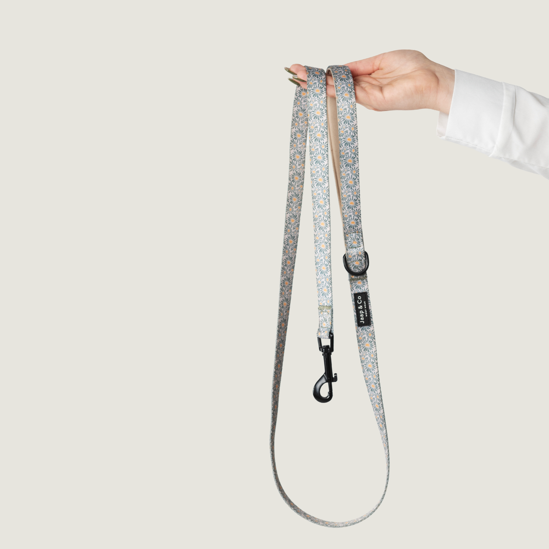Floral Memories hondenriem met witte achtergrond met blauwe bloemenpatroon met oranje van Jaap & Co – stijlvol en stevig