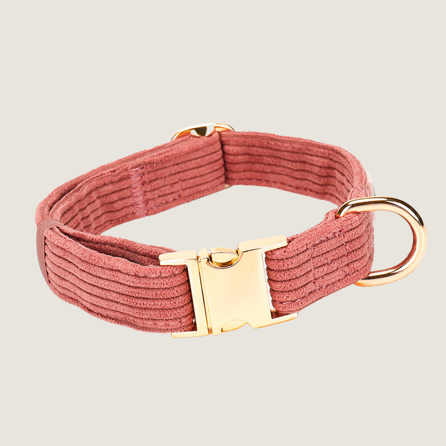 Koraalkleurige corduroy hondenhalsband uit de Jaap &amp; Co Golden Trails collectie, met goudkleurige metalen details en verstelbare sluiting, geïnspireerd op nazomerse wandelingen.