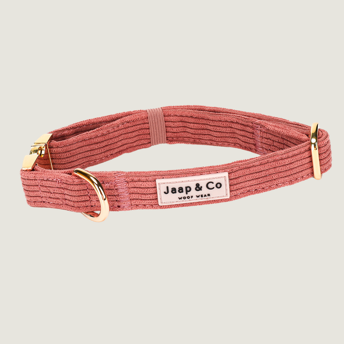 Koraalkleurige corduroy hondenhalsband uit de Jaap &amp; Co Golden Trails collectie, met goudkleurige metalen details en verstelbare sluiting, geïnspireerd op nazomerse wandelingen.