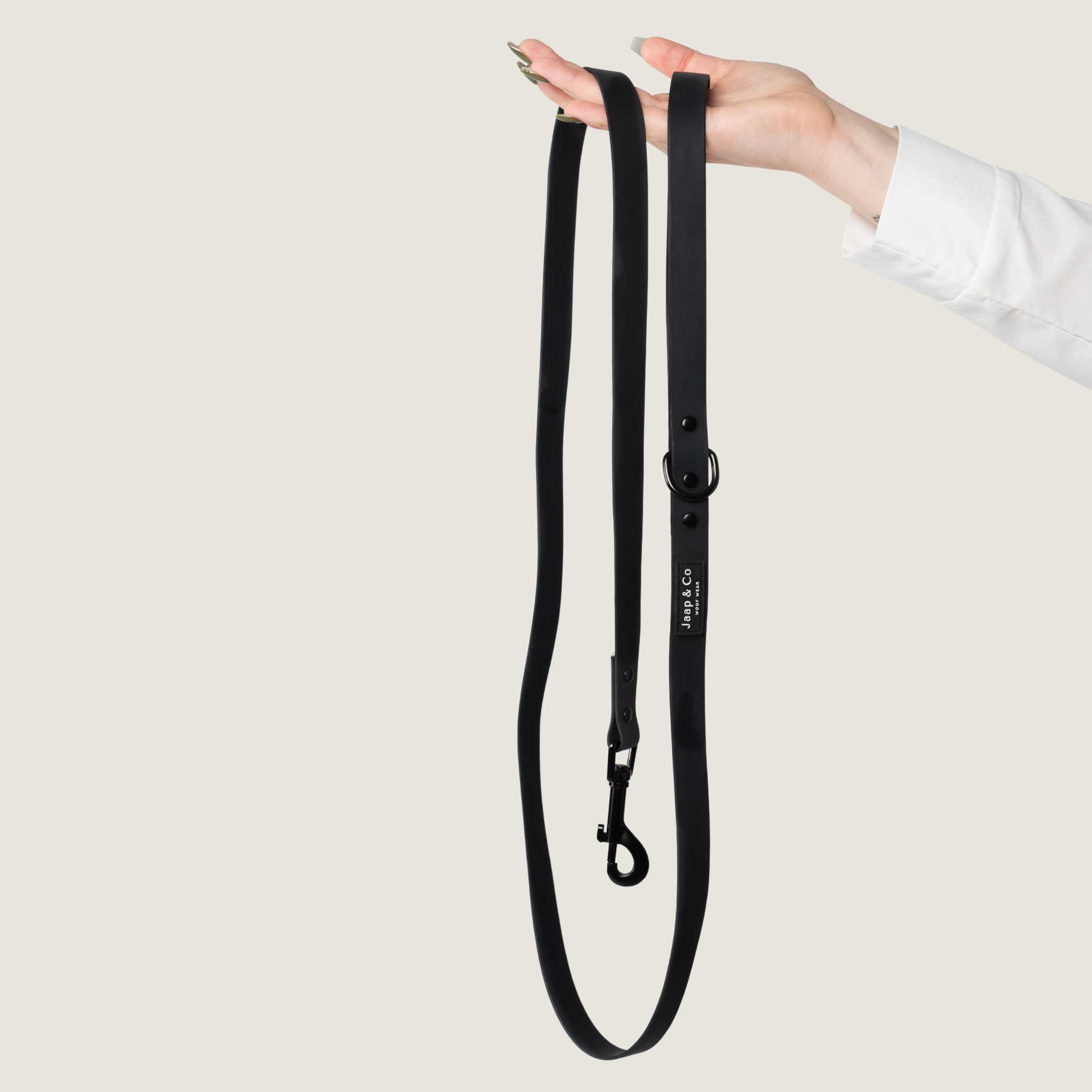 Zwarte hondenriem van Jaap &amp; Co – waterproof design, geschikt voor dagelijks gebruik.