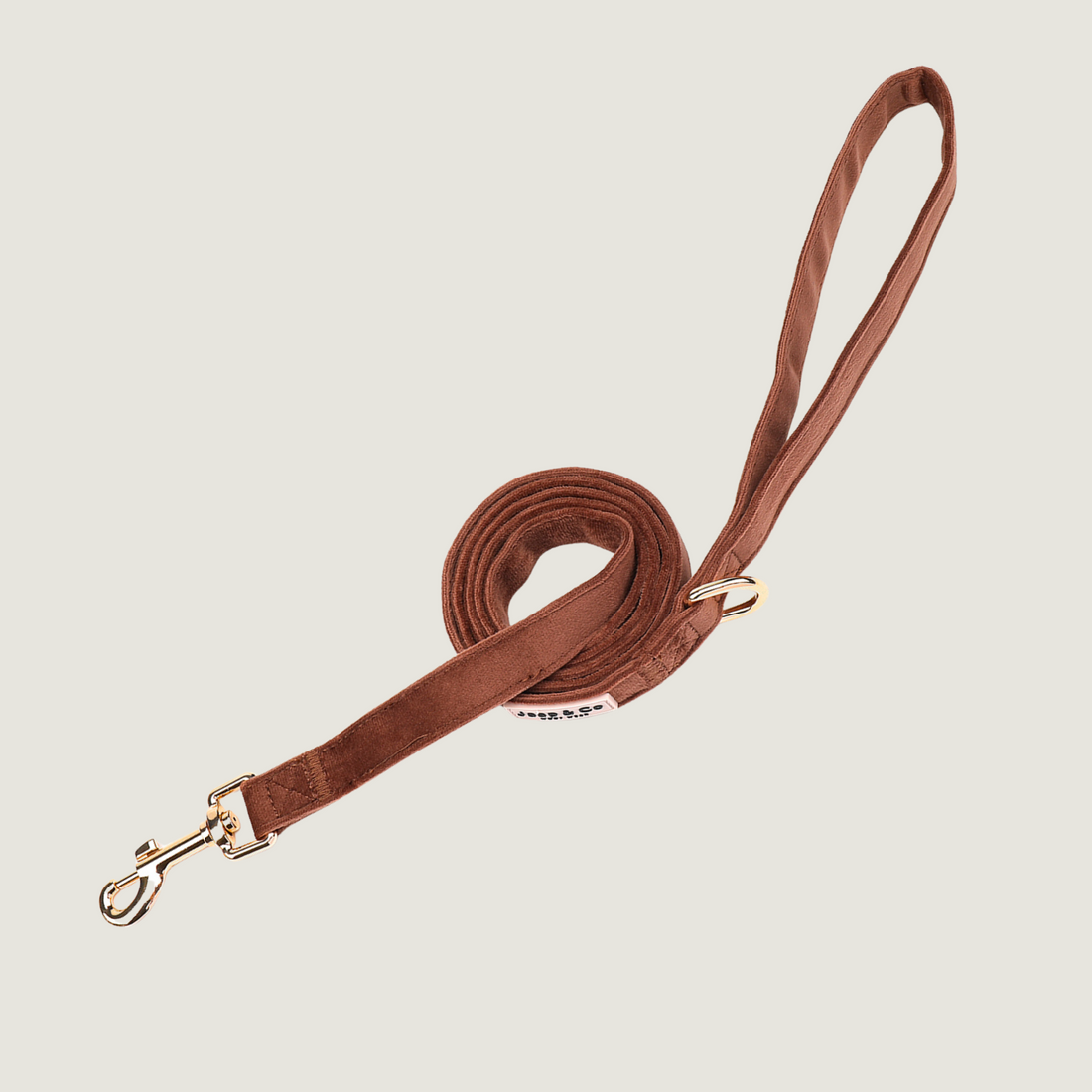 Bruine velvet hondenriem met gouden hardware van Jaap &amp; Co, perfect voor de herfst.