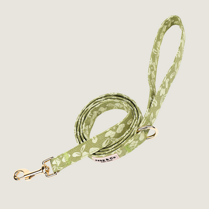 Lichtgroene hondenriem met geborduurde bloemenprint van de Botanical Glow Jaap &amp; Co collectie