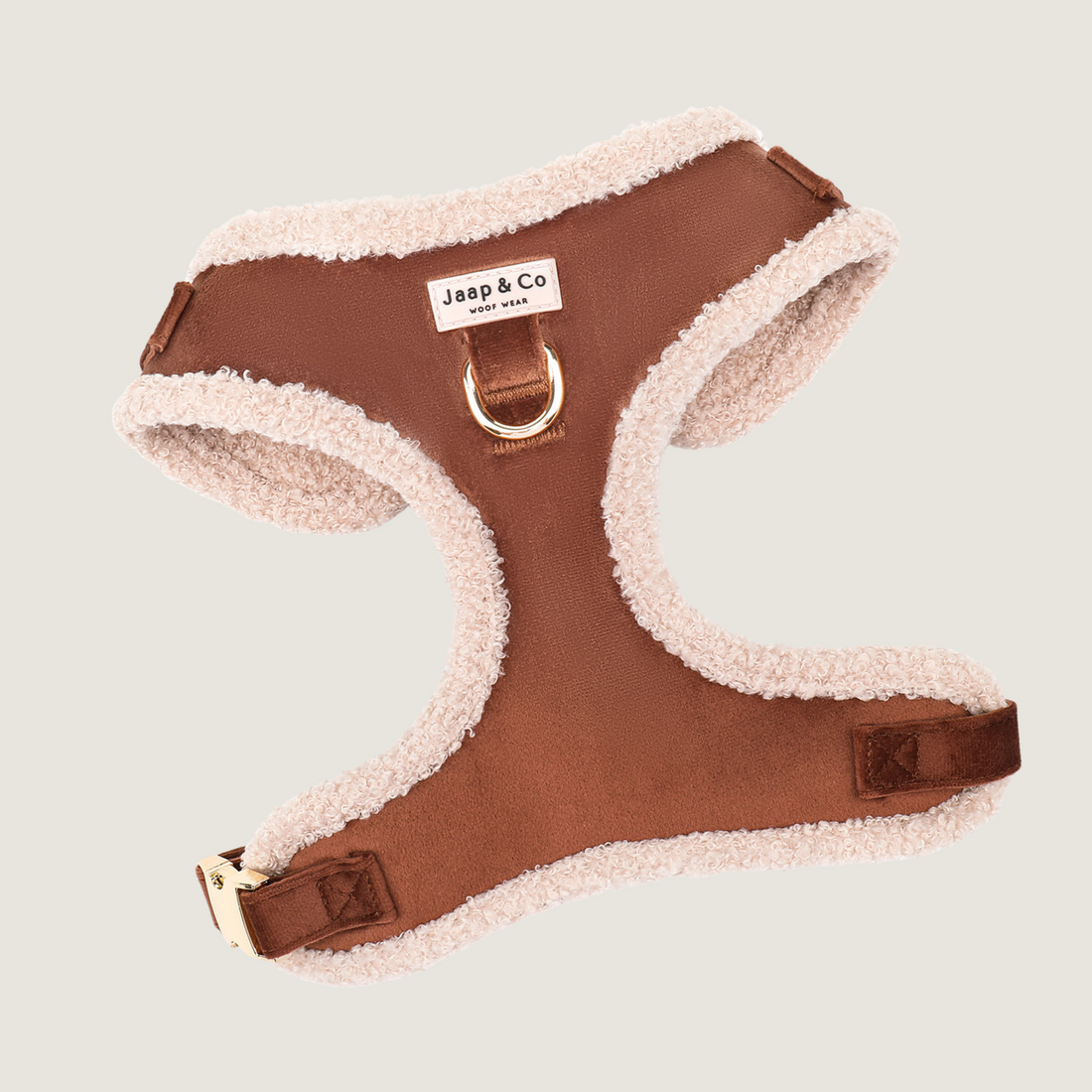 Hondentuigje perfect voor de herfst, een mooie bruine velvet kleur en aan de binnenkant beige teddy stof van Jaap & Co