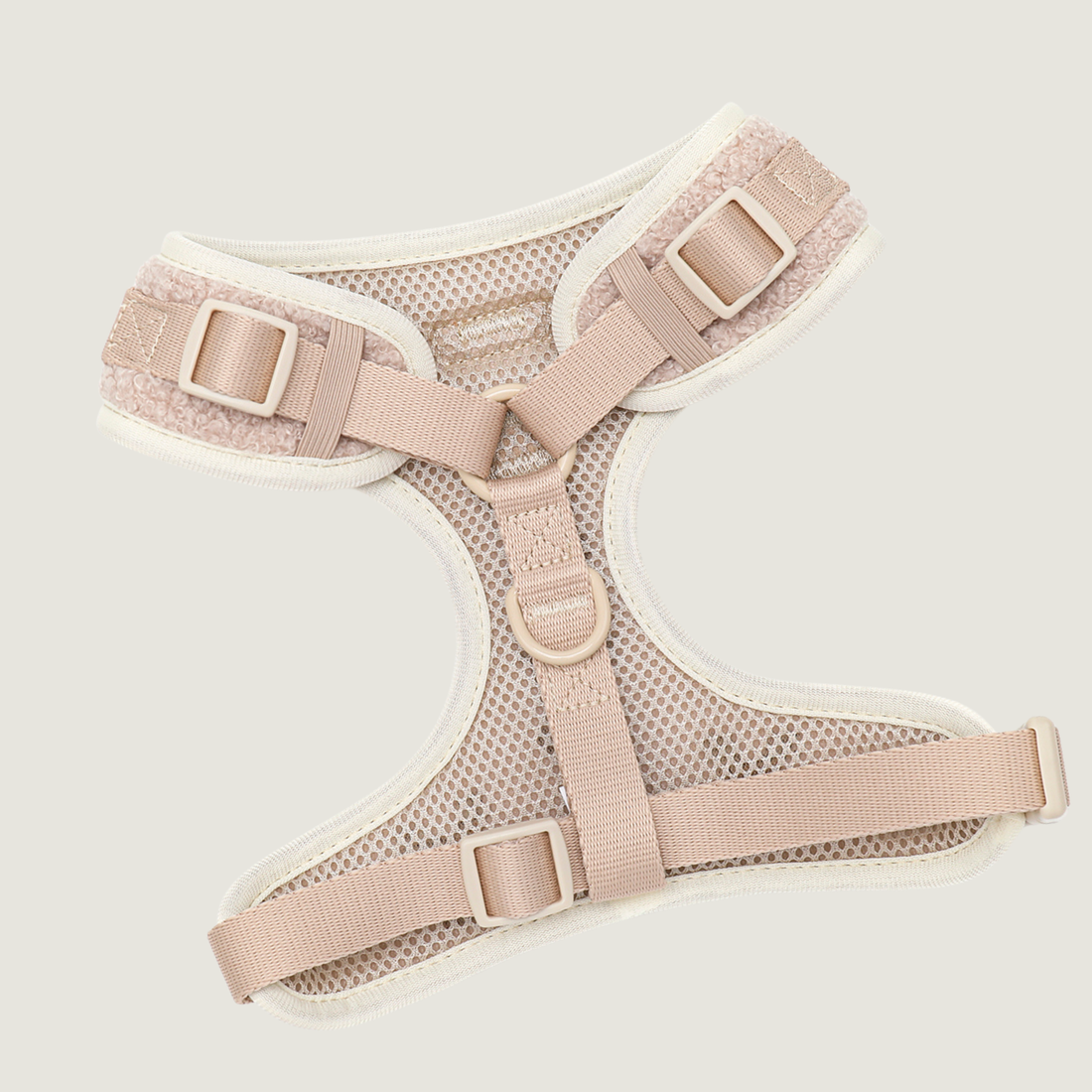 De limited edition hondentuigje voor de kerst. Een prachtige beige teddy stof  met daarop rendieren geborduurd. Aan de binnenkant ademend mesh materiaal.