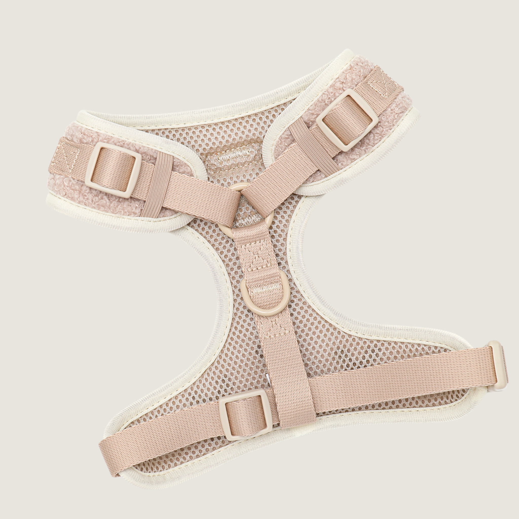 De limited edition hondentuigje voor de kerst. Een prachtige beige teddy stof  met daarop rendieren geborduurd. Aan de binnenkant ademend mesh materiaal.