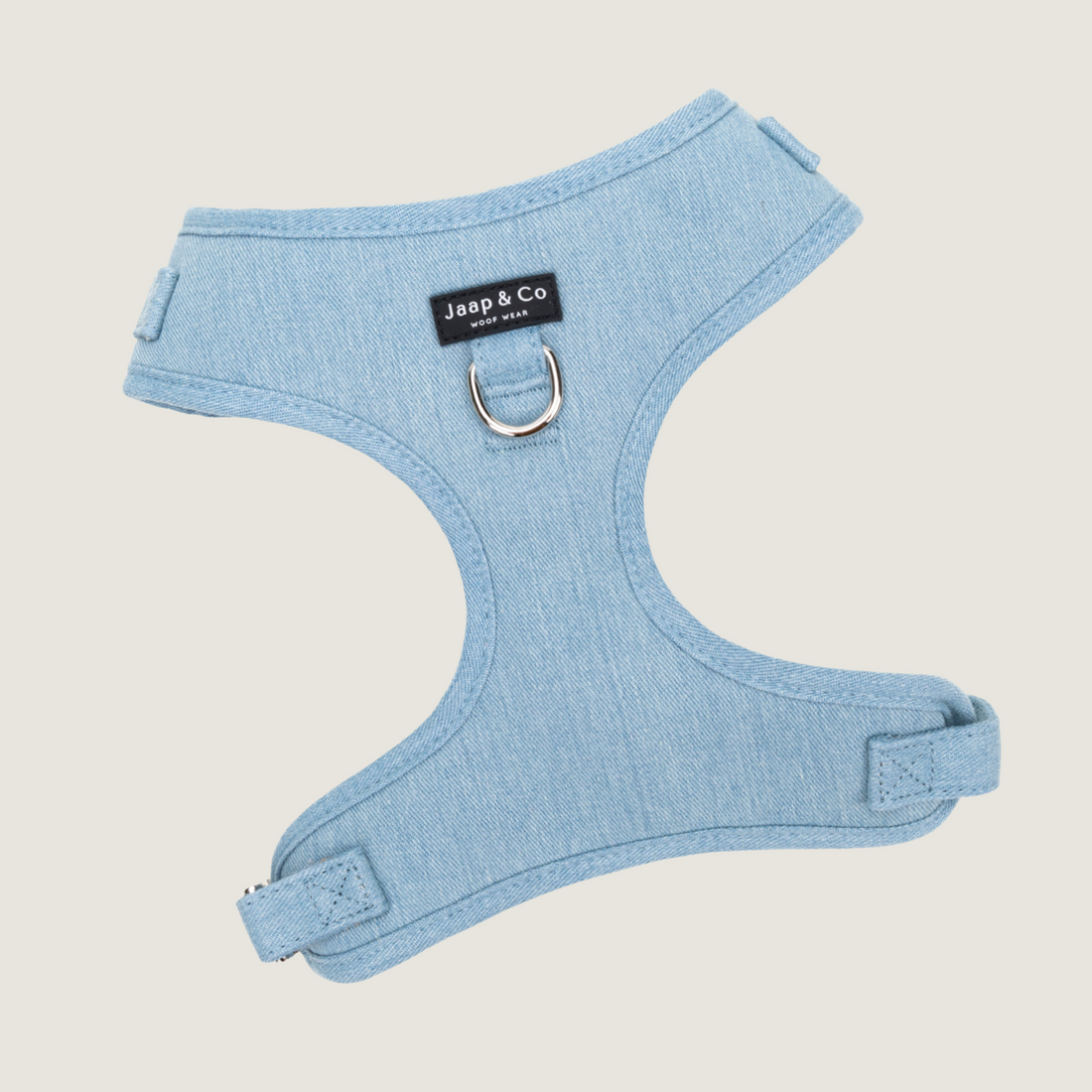Voorkant van het lichtblauwe denim kleurige hondentuigje van de Jaap &amp; Co Denim Days collectie