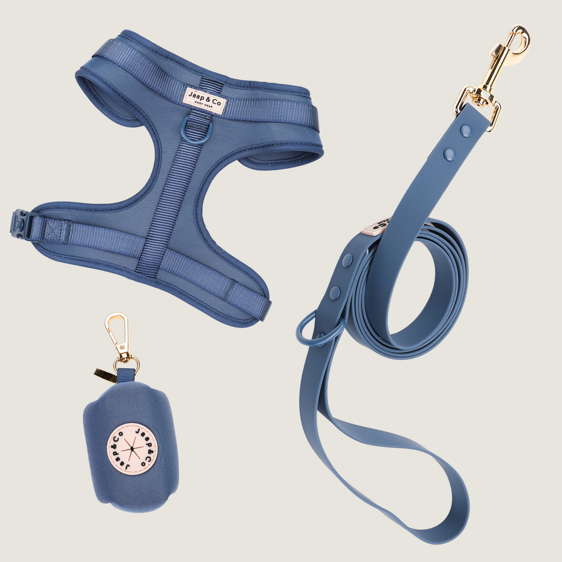 Bold Blue Waterproof set met hondentuigje, riem en poepzakjeshouder. Een prachtig elegante blauwe kleur van Jaap &amp; Co