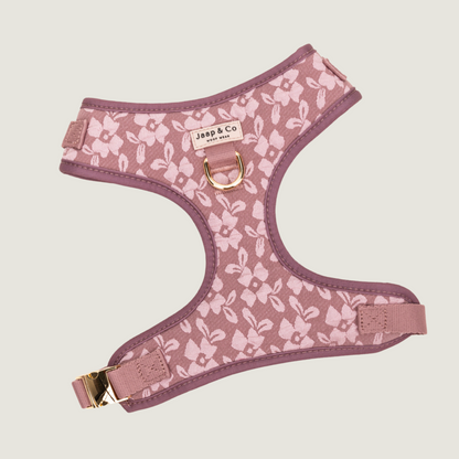 Mooie oud roze hondentuigje met licht roze bloemenprint van de Jaap &amp; Co Rosé Dusk collectie. Bevat gouden details zoals de D-ring en clipsluiting.