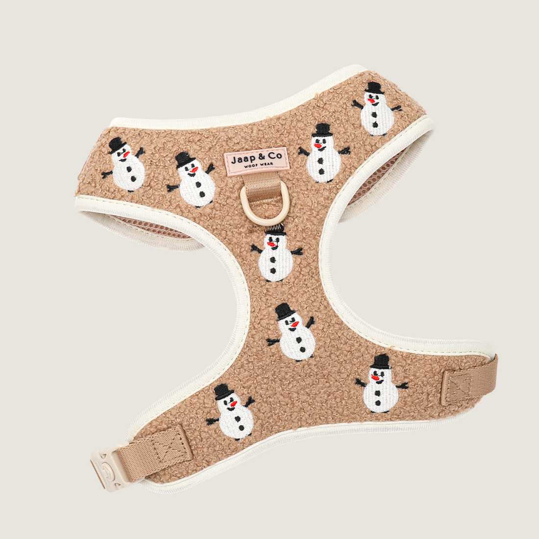 Een speciale limited edition hondentuigje voor de kerst collectie. Een mooie bruine teddy stof met geborduurde sneeuwpoppen erop