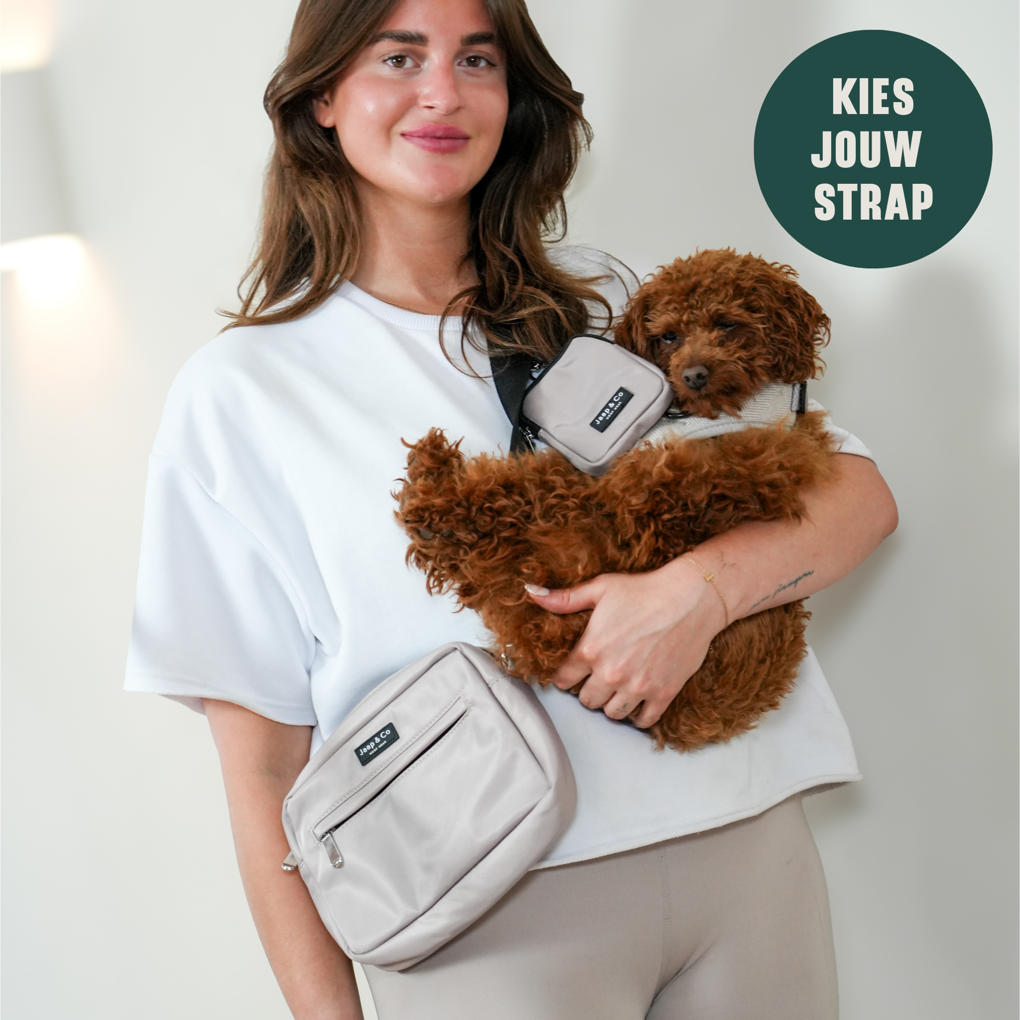 Vrouw met hond en Dogmom Bag in Latte Machiato – Jaap &amp; Co Woof Wear