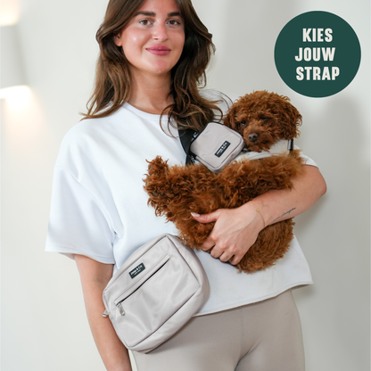Vrouw met hond en Dogmom Bag in Latte Machiato – Jaap &amp; Co Woof Wear