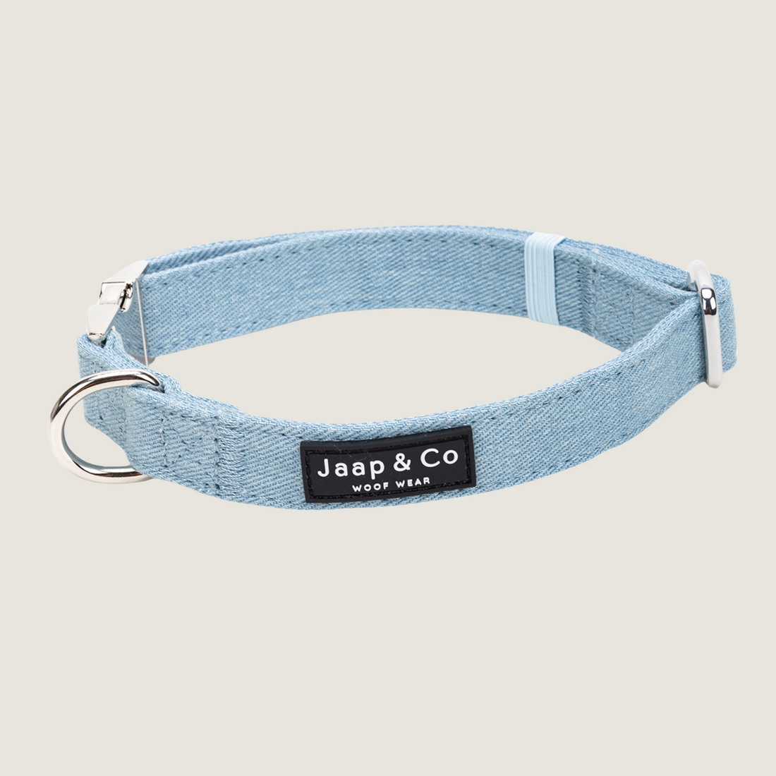Voorkant van de lichtblauwe denim hondenhalsband van de Jaap &amp; Co Denim Days collectie