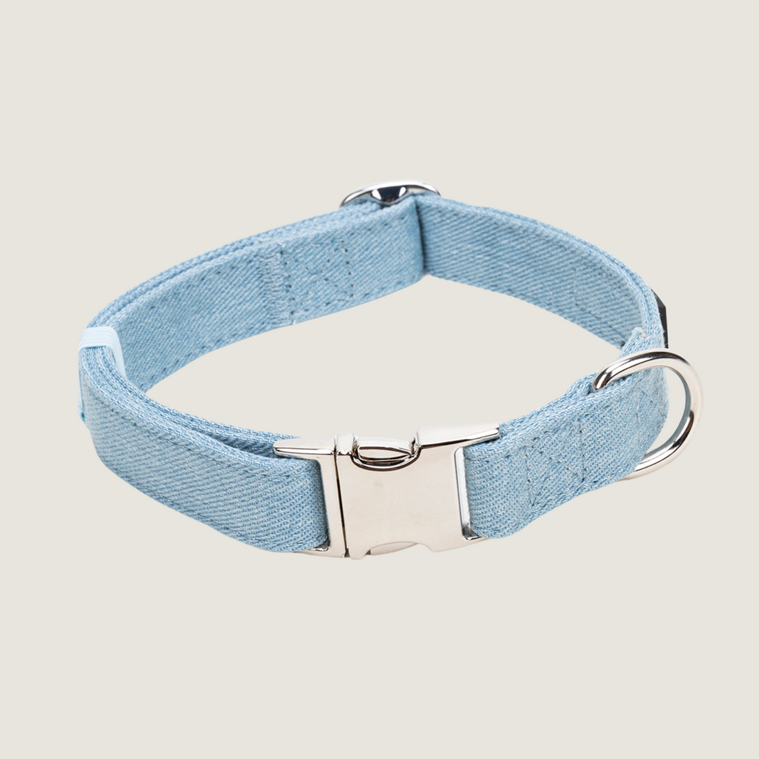 Lichtblauwe denim hondenhalsband van de Jaap &amp; Co Denim Days collectie met zilveren details. 