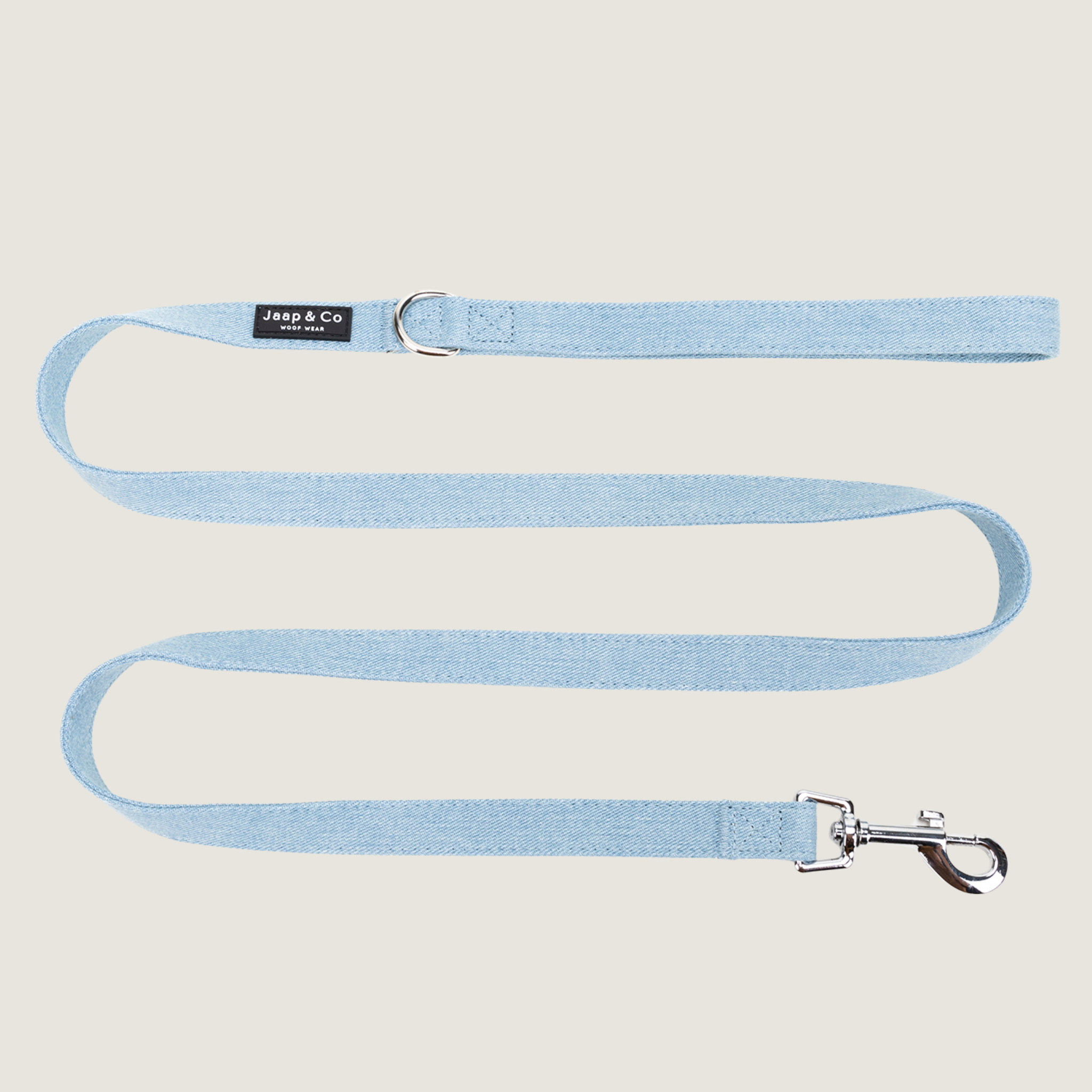 Prachtig lichtblauwe denim kleurige hondenriem van de Jaap &amp; Co Denim Days collectie met extra ring om bijvoorbeeld een poepzakjeshouder eraan te hangen. 