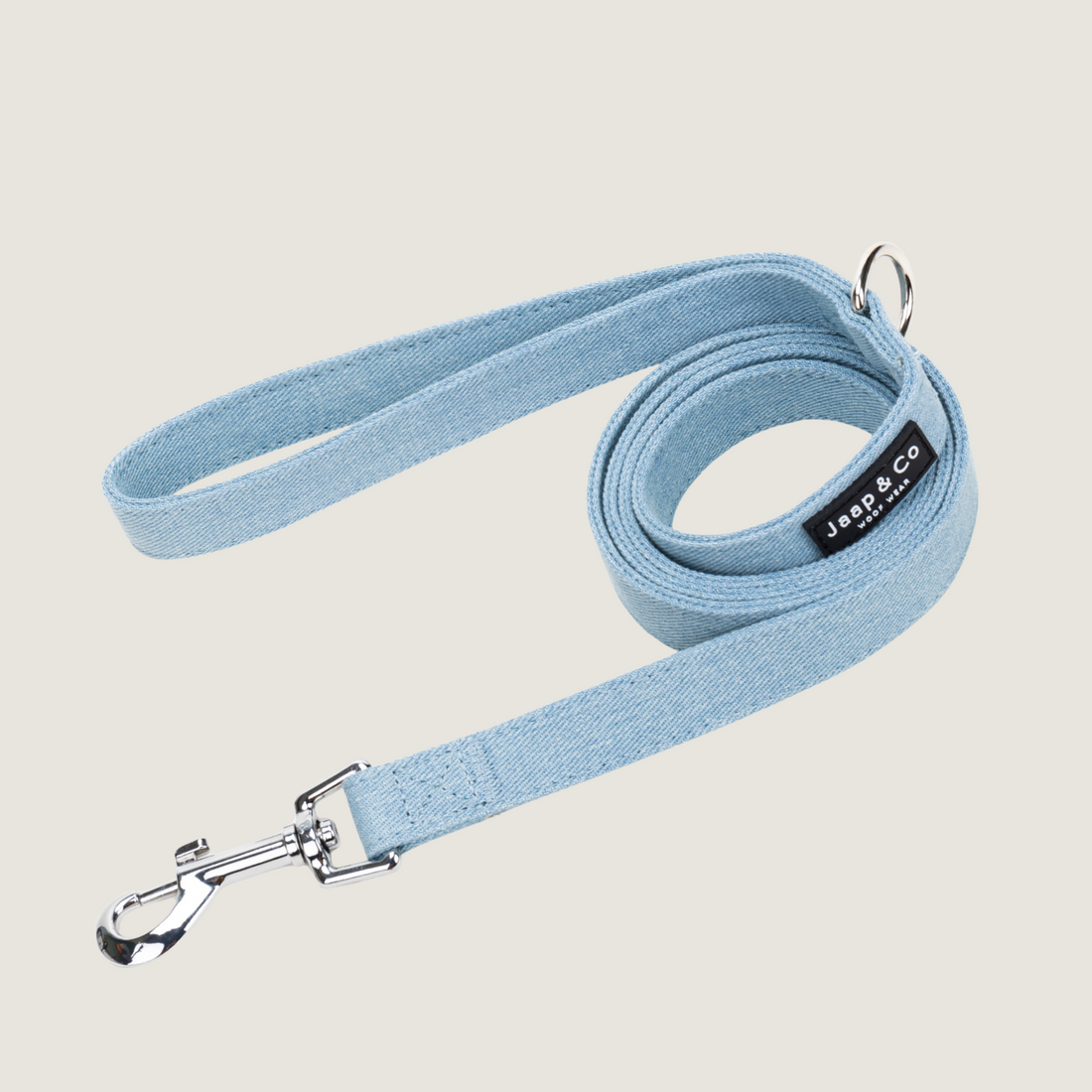 Prachtig lichtblauwe denim kleurige hondenriem van de Jaap &amp; Co Denim Days collectie met extra ring om bijvoorbeeld een poepzakjeshouder eraan te hangen. 